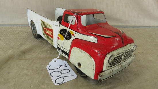 WYANDOTTE TOWING TRUCK