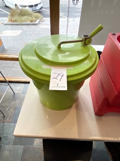 GREEN PLASTIC SALAD SPINNER