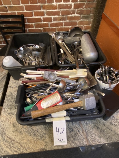 *LOT)ASST FOOD SERVING UTENSILS (IN 3 BUS BOXES)