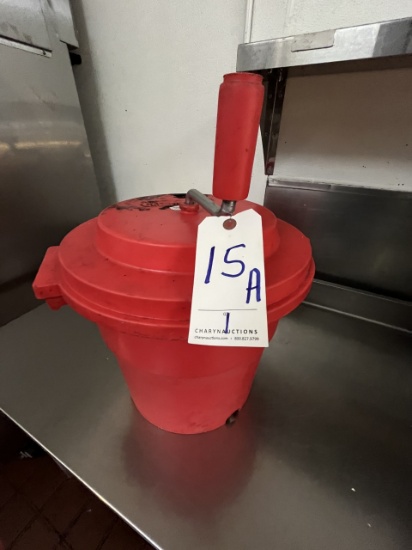 RED PLASTIC SALAD SPINNER