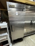 TRUE S/S 1-DOOR REFRIGERATOR W/CASTERS MOD. T19 (MISSING BOTTOM PANEL)