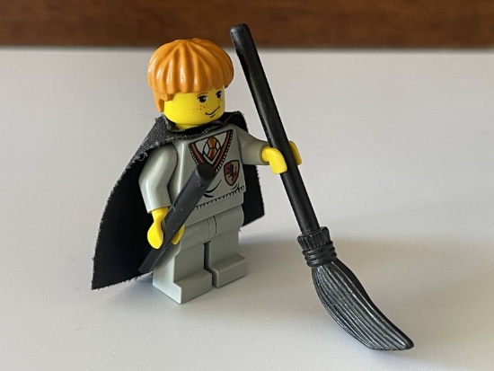 Harry Potter Lego 2001 Ron Weasley Yellow Head With Wand and Broomstick Rare