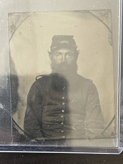 Civil War Union Soldier Tintype Photo. Soldier is wearing a kepi.