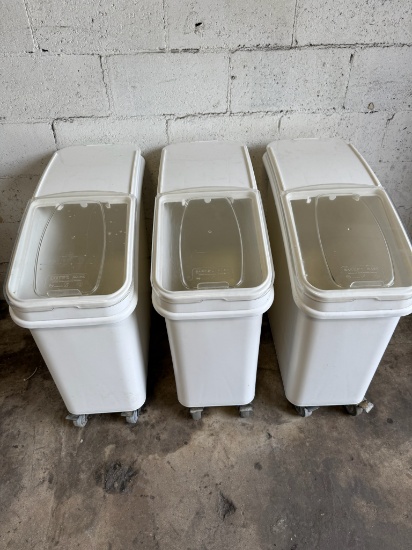 Baker's Mark 176BIN21GL 21 Gallon White Plastic Mobile Ingredient Bins w/Lids
