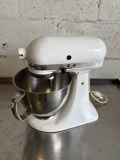 KitchenAid Classic 4.5 Quart Tilt-Head Stand Mixer White 120V 275 Watts w/S/S Bowl Only $329 new