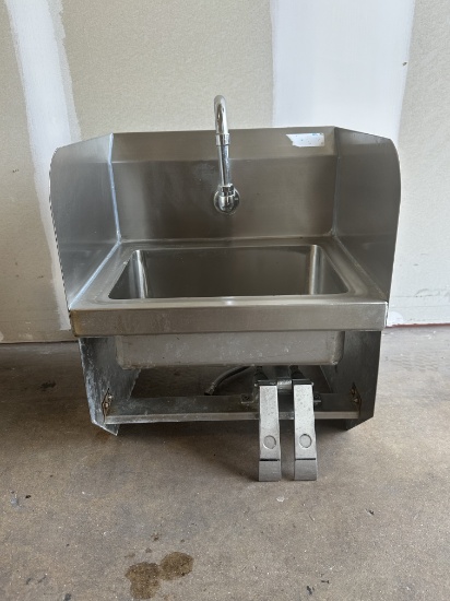 17.25”W All S/S Wall Mount Hands-Free Hand Sink w/Knee Pedals w/Side Splashes w/Faucet 15.5”D