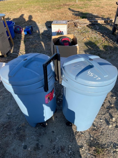 2 Rubbermaid 20 Gal Trash Cans