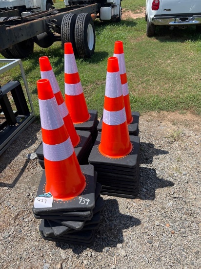 UNUSED 2022 28? SAFETY TRAFFIC CONES