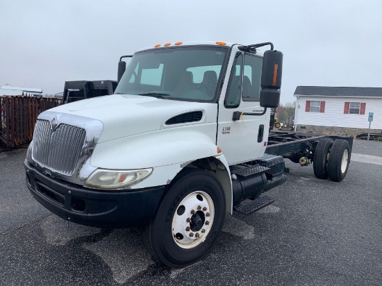2005 INTERNATIONAL 4300 S/A CAB AND CHASSIS TRUCK