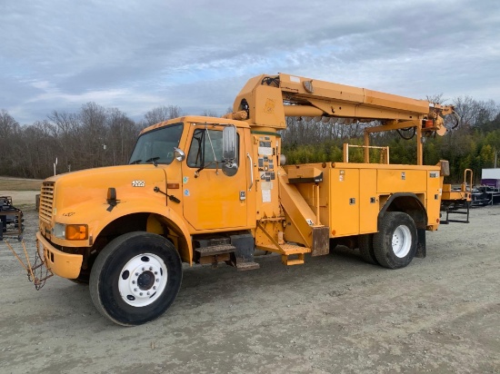 2001 INTERNATIONAL 4700 S/A BUCKET TRUCK W/ ALTEC D945-B DIGGER DERRICK TRUCK