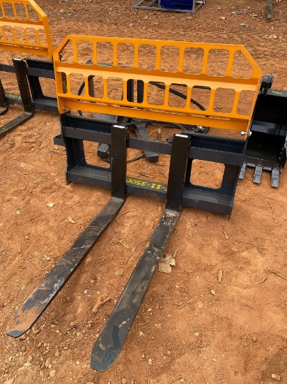 LandHonor Skid Steer 48IN Pallet Fork Attachment