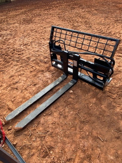 AGT Skid Steer48IN Hydraulic Pallet Fork Attachment