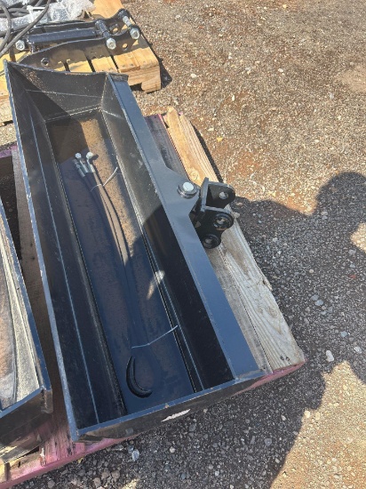UNUSED 40IN SWIVEL BUCKET W/HOSES