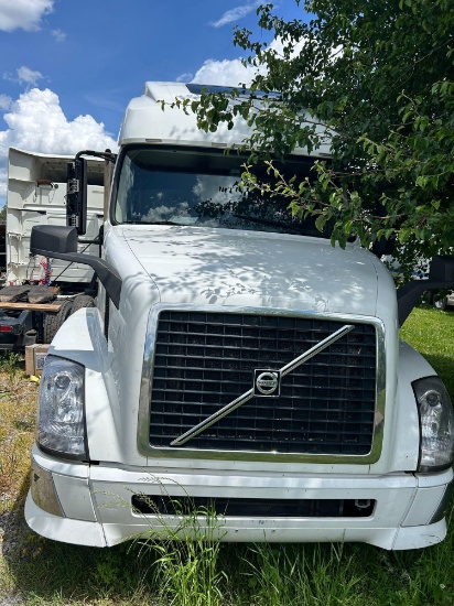 2015 VOLVO D13 T/A SLEEPER TRUCK TRACTOR