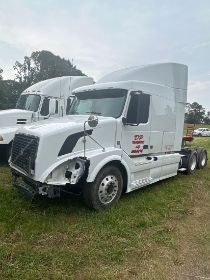 2011 VOLVO D13 T/A SLEEPER TRACTOR