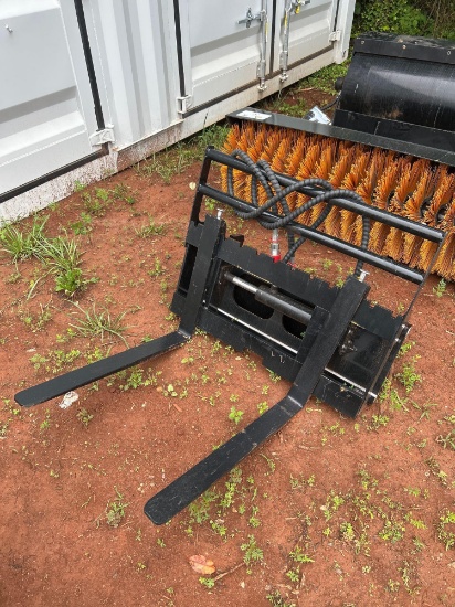 FUTURE MINI SKID STEER HYDRAULIC SIDE SHIFT FORK ATTACHMENT