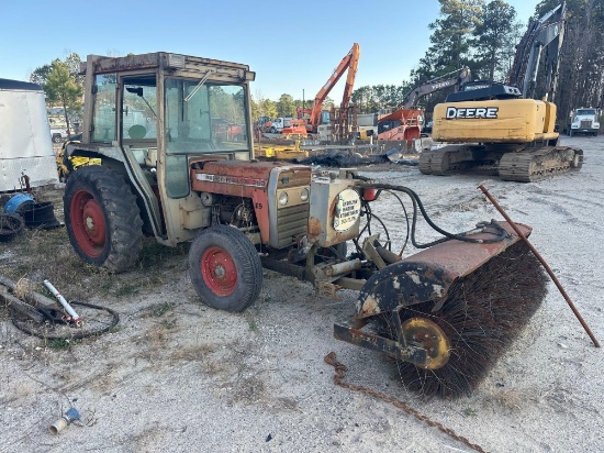 MASSEY FERGUSON 253 TRACTOR WITH BROOM