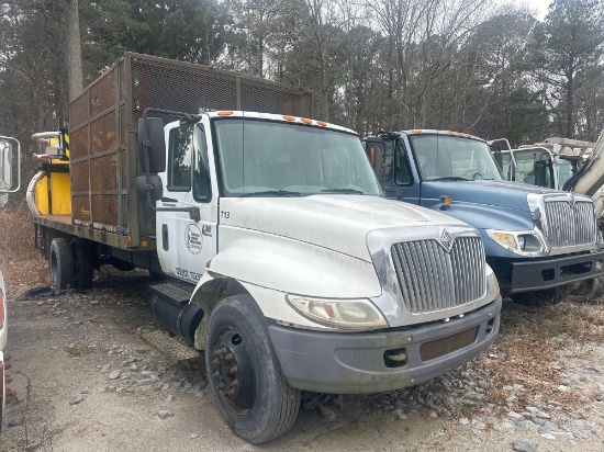 2002 INTERNATIONAL 4300 SBA 4 X 2 FLATBED ATTENUATOR TRUCK
