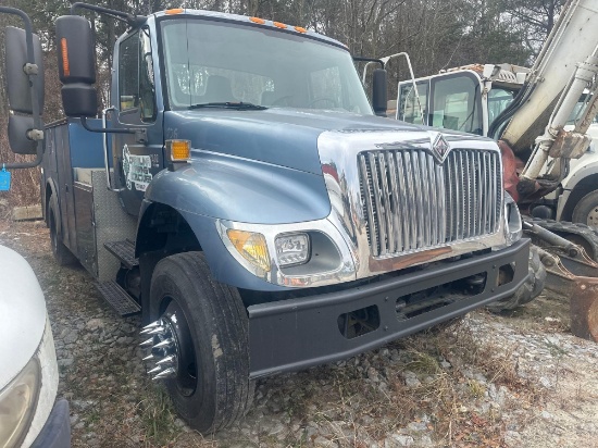 2005 INTERNATIONAL 7400 4X2 SERVICE BODY TRUCK