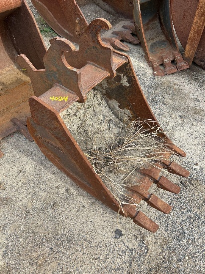 24IN HYDRAULIC EXCAVATOR BUCKET
