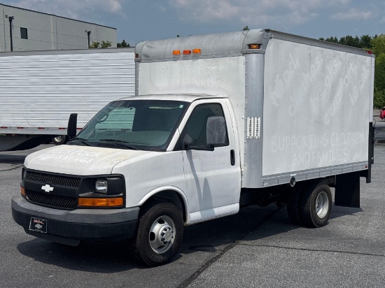 2009 CHEVROLET EXPRESS 12FT S/A BOX TRUCK