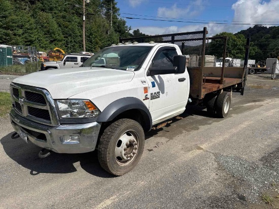 2016 RAM 5500 SINGLE CAB 4X4 FLATBED TRUCK W/LIFT GATE