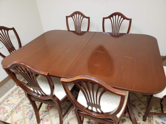 Thomasville 60/72" x 42" x 29.5" Double Pedestal Dining Room Table with One Leaf and Six Chairs