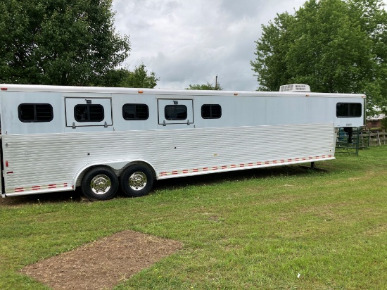 32 Foot 2001 Sundowner 5 Horse Trailer