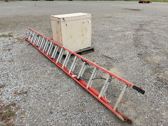 Metal Tool Table w/ 32ft Extension Ladder