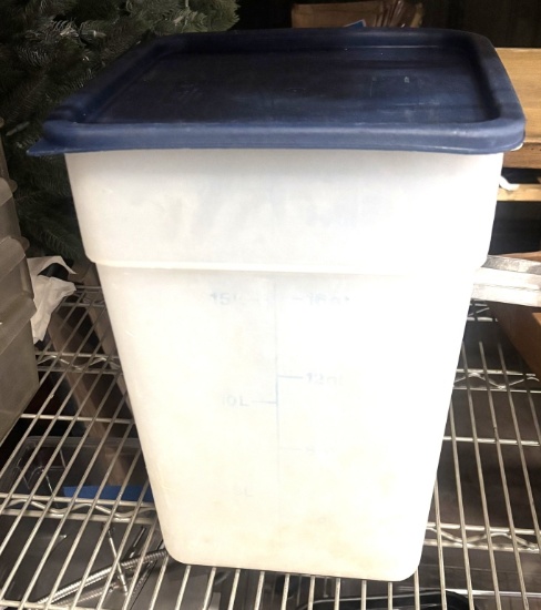 22 qt Containers with Lids