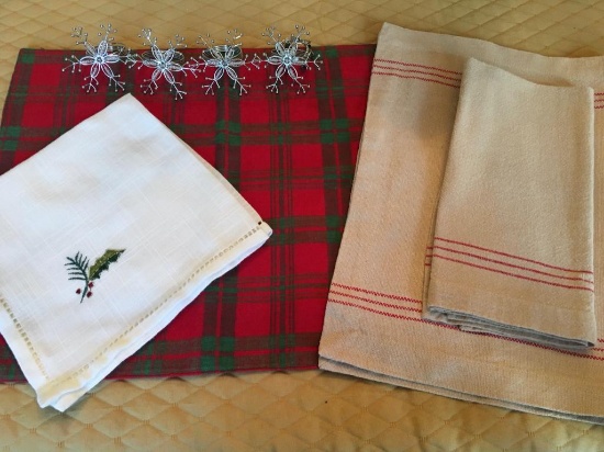 31 pc Misc. Holiday Placemats, Cloth Napkins and Metal Snowflake Napkin Ring Lot