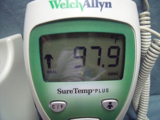 WELCH ALLYN 690 SURETEMP PLUS THERMOMETER W/ WALL HANGER BLUE PROBE RED WELL WORKS ORALLY!