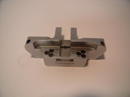 RICHARDS 71441147 05CM15380 DISTAL FEMORAL CUTTING BLOCK !