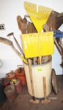 LOT OF LAWN & GARDEN TOOLS / SLEDGE HAMMERS 