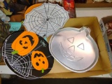 HALLOWEEN PLASTIC PLATES & CAKE PAN