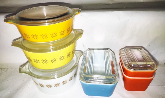 SMALL VINTAGE PYREX DISHES