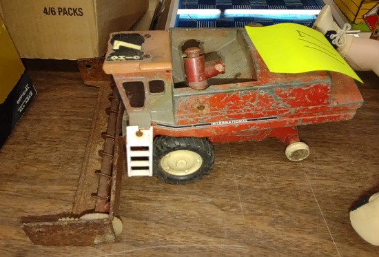 VINTAGE INTERNATIONAL COMBINE "AS IS" -  PICK UP ONLY