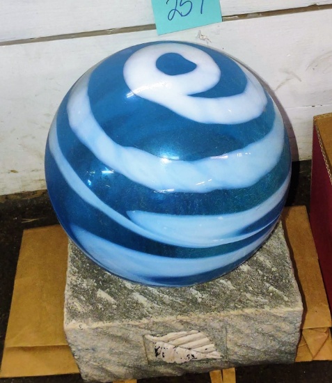 DECORATIVE GARDEN GLASS GAZING BALL - PICK UP ONLY