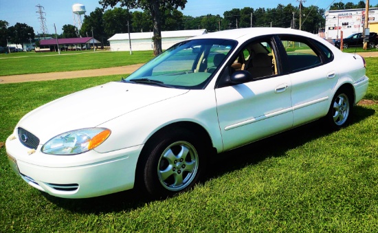 2006 FORD TAURUS 84,000+ MILES - PICK UP ONLY