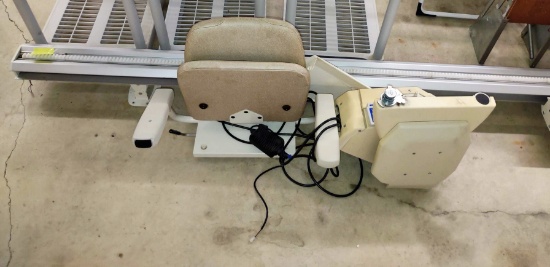 11 FT PINNACLE STEP CHAIR LIFT - PICK UP ONLY