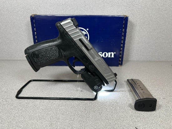 Smith & Wesson SD9VE with Railmaster Tact Light - 9mm - New