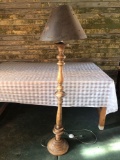 Floor lamp wth lamp shade