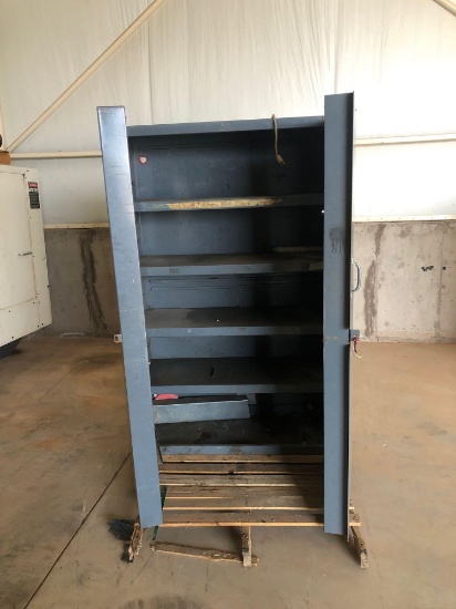 Heavy duty tool cabinet