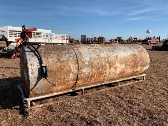 1000 Gallon Fuel Tank new pump...