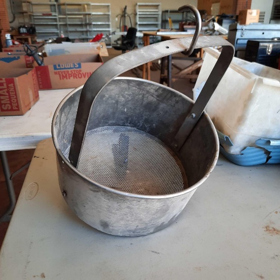 Carburetor cleaner basket