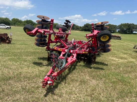 18ft Sunflower folding tandem disc... Model # 1234 field ready...