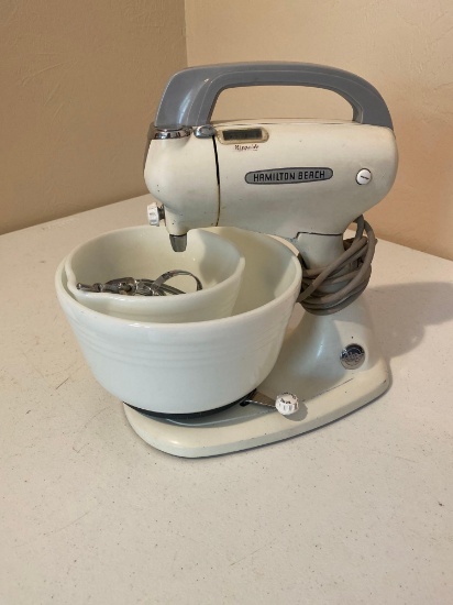 VINTAGE HAMILTON BEACH MIXER IN GREAT CONDITION WORKS...