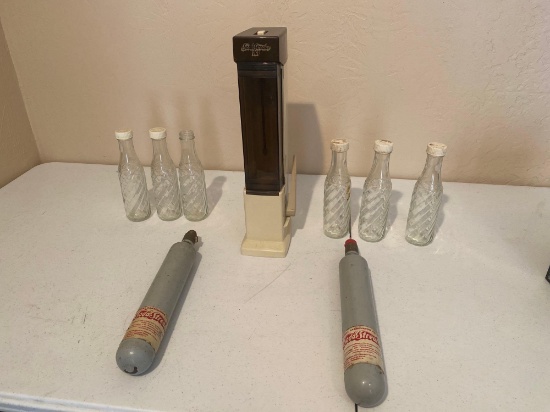 SODA STREAM 101 WITH 6 BOTTLES AND 2 ORIGINAL CARBONATOR CYLINDERS