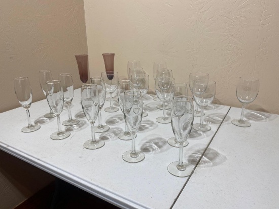 CHAMPAGNE AND WINE GLASSES 22 PIECES TOTAL