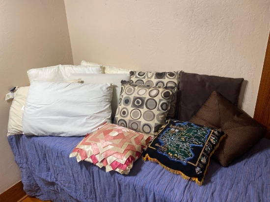 THROW PILLOWS BED PILLOWS ??????? USED LIKE NEW CONDITION